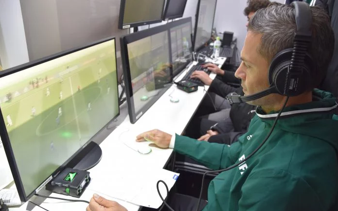 A tecnologia do árbitro de vídeo usada nos jogos da Copa do Mundo na Rússia